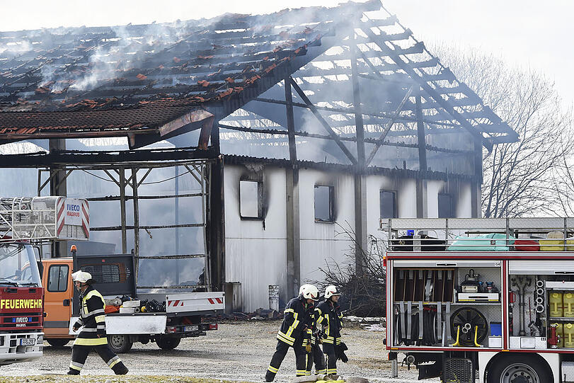 Die Lagerhalle bei Fürstenfeldbruck ist komplett abgebrannt.