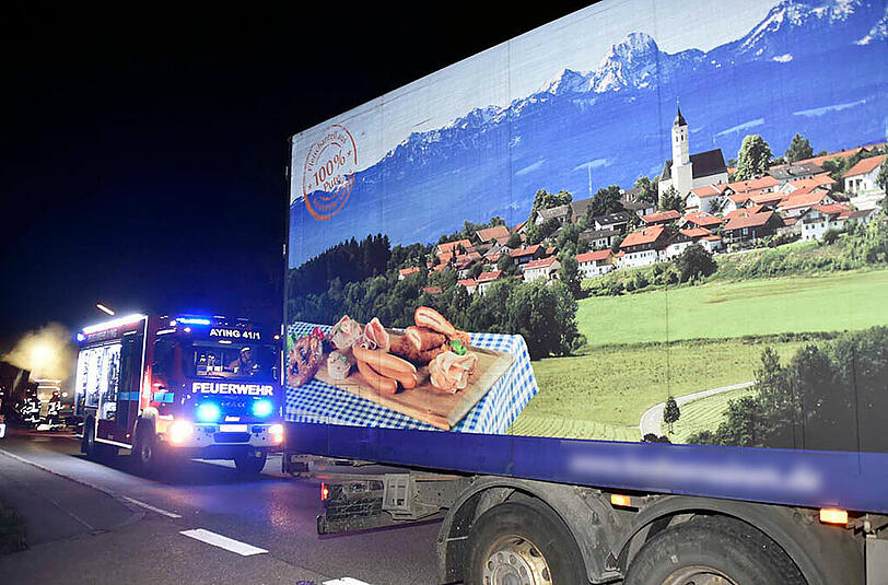 Auf der Staatsstraße bei Aying ist am Donnerstagmorgen ein Fleischtransporter völlig ausgebrannt. Die Bilder.