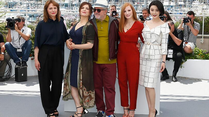 Die Jury-Mitglieder Mareen Ade (l-r), Agnes Jaoui, Jury-Präsident Pedro Almodovar und die Jury-Mitglieder Jessica Chastain und Fan Bingbin