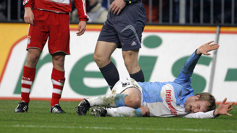 Die Löwen warfen alles in die Waagschale, aber verloren an diesem Abend gleich zwei Spieler verletzungsbedingt. Torhüter Michael Hofmann musste nach einem Zweikampf mit Luca Toni vom Platz (35.), nach 66. Minuten musste auch der heutige Trainer Daniel Bierofka ausgewechselt werden. Bankdrücker Chhunly Pagenburg kam für ihn ins Spiel.