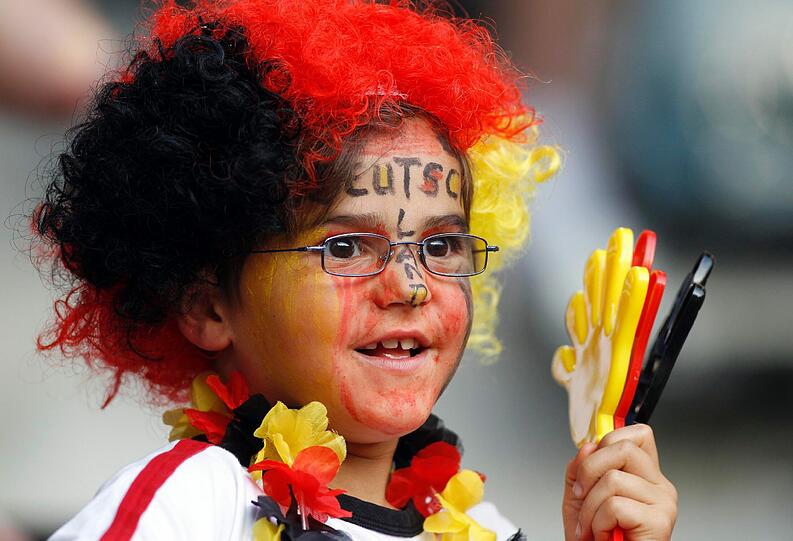 Jubel nach dem 4:2 gegen Frankreich: Fatmire Bajramaj lässt sich feiern und geht mit den Fans auf Tuchfühlung.