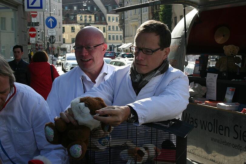 Gegen Tierversuche - speziell in München und ganz konkret am Rechts der Isar haben ÖDP-Mitglieder am Dienstag am Max-Weber-Platz protestiert.