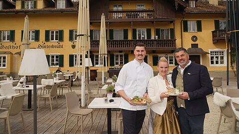 Marcus (r.) und Edith Wagner f&uuml;hren gemeinsam mit ihrem Sohn Kilian seit M&auml;rz den historischen Gasthof Hinterbr&uuml;hl.