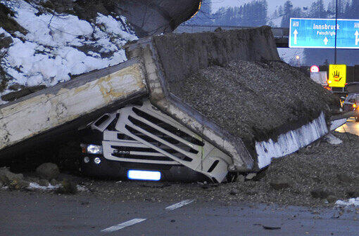 Horror-Unfall auf der Brenner-Autobahn: Eine Betonmauer hat sich von einem Hang gelöst und einen Münchner Lkw unter sich begraben. Die weiteren Bilder...