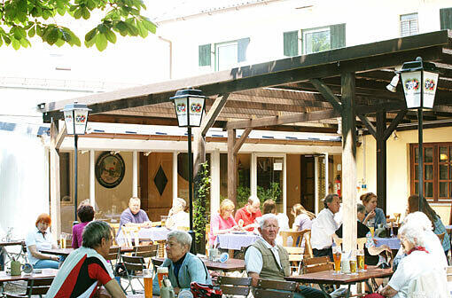 Urgemütlich und barrierefrei: Der Biergarten des Gasthaus zur Post in Baierbrunn ist die perfekte Anlaufstation für einen Spaziergang am Isar-Hochufer.