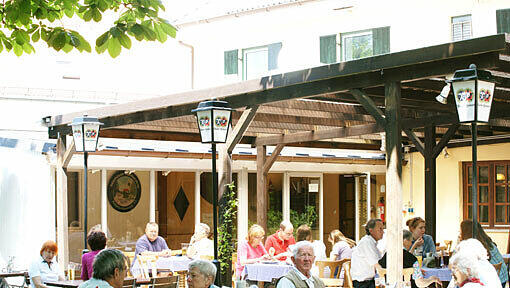 Urgemütlich und barrierefrei: Der Biergarten des Gasthaus zur Post in Baierbrunn ist die perfekte Anlaufstation für einen Spaziergang am Isar-Hochufer. Urgemütlich und barrierefrei: Der Biergarten des Gasthaus zur Post in Baierbrunn ist die perfekte Anlaufstation für einen Spaziergang am Isar-Hochufer.