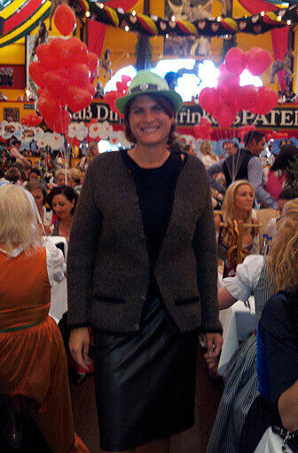 Claudia Stamm, die für die Grünen in Rosenheim kandidiert, in schwarzem Lederjacke und grünem Hütchen.