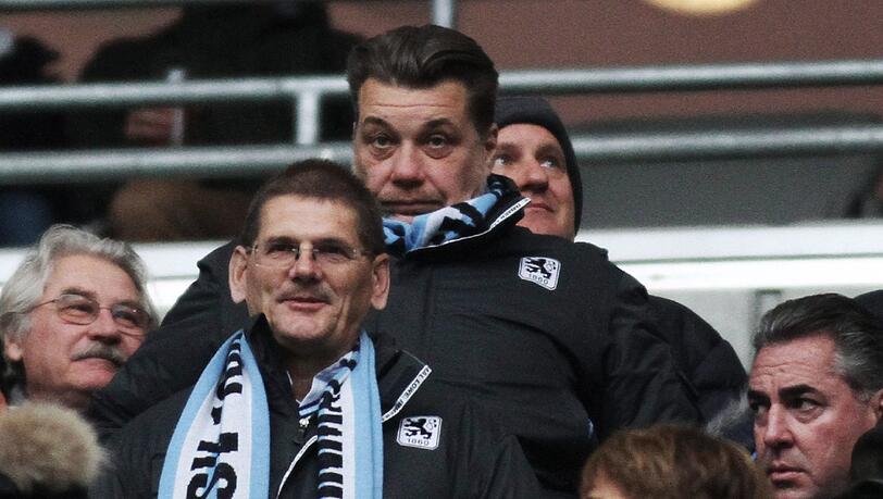 Der Notvorstand der Löwen: Gerhard Mayrhofer (hinten) und Schatzmeister Heinz Schmidt. Der Notvorstand der Löwen: Gerhard Mayrhofer (hinten) und Schatzmeister Heinz Schmidt.