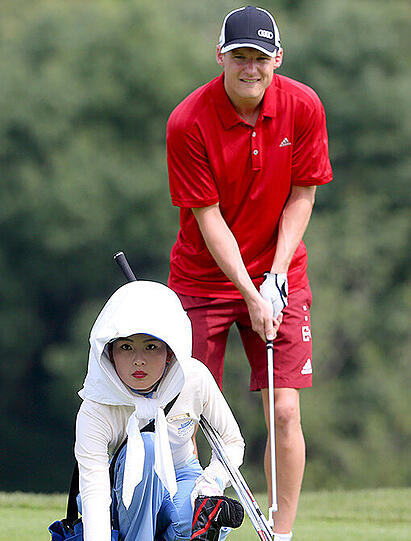 Sebastian Rode konzentriert auf dem Golfplatz.