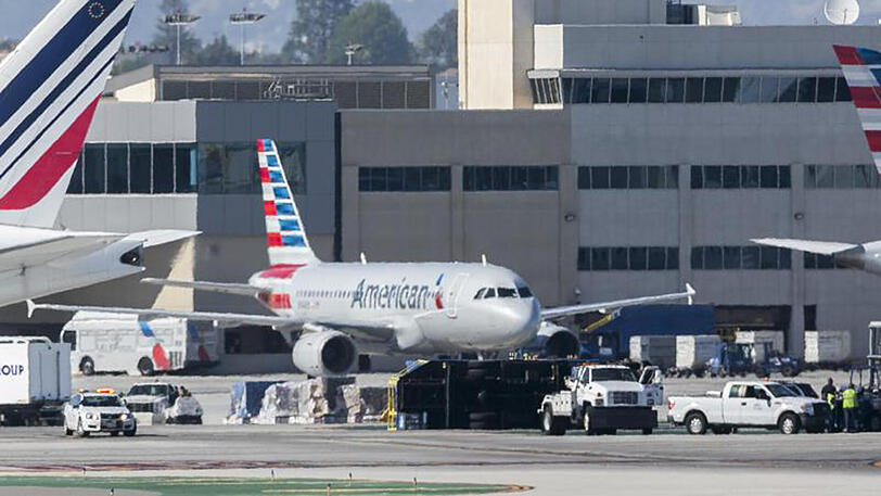 Eine Passagiermaschine ist auf dem Flughafen in Los Angeles mit einem Servicefahrzeug zusammengeprallt.