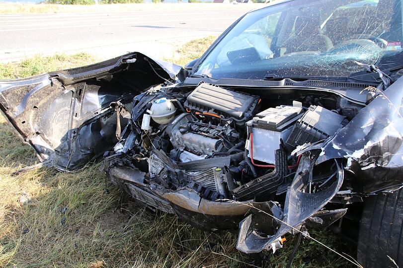 Bei Rothenburg ob der Tauber ist es am Sonntag zu einem schrecklichen Unfall gekommen. Zwei Menschen starben noch an der Unfallstelle, eine junge Frau erlag ihren Verletzungen in der darauffolgenden Nacht.