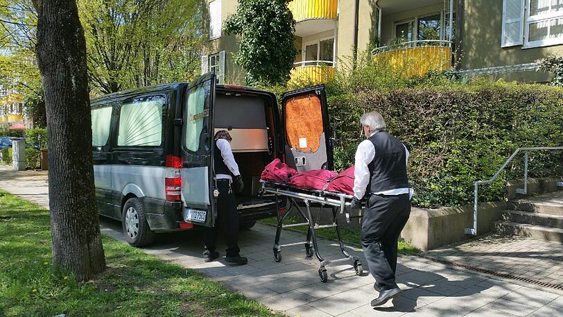 Die Leiche der Frau wird abtransportiert.
