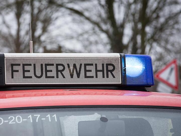Das Blaulicht eines Feuerwehrautos leuchtet. Foto: Friso Gentsch/dpa