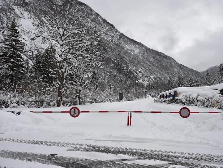 Die Straße nach Österreich ist am Grenzübergang auf Grund von Lawinengefahr gesperrt. Foto: Angelika Warmuth/Archivbild