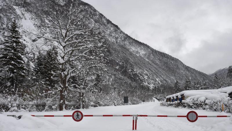 Die Straße nach Österreich ist am Grenzübergang auf Grund von Lawinengefahr gesperrt. Foto: Angelika Warmuth/Archivbild Die Straße nach Österreich ist am Grenzübergang auf Grund von Lawinengefahr gesperrt. Foto: Angelika Warmuth/Archivbild