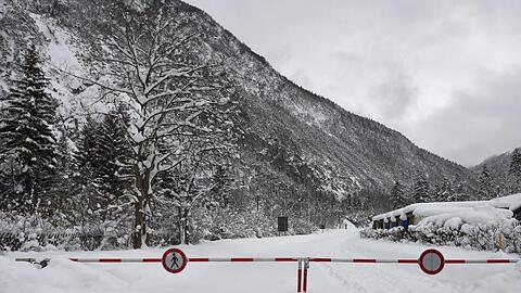 Die Straße nach Österreich ist am Grenzübergang auf Grund von Lawinengefahr gesperrt. Foto: Angelika Warmuth/Archivbild