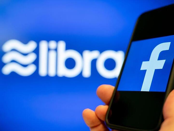 Die Logos von Facebook und der Digitalwährung Libra.
