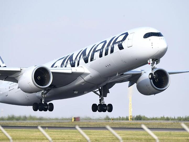 Ein Flugzeug der nationalen Fluggesellschaft Finnlands, Finnair, landet auf dem Flughafen Helsinki-Vantaa.