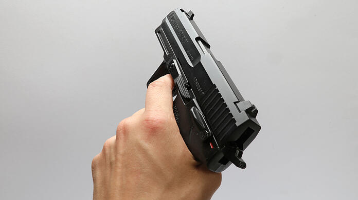 Der Mann zog im Laufe der Diskussion eine Waffe. (Symbolbild)