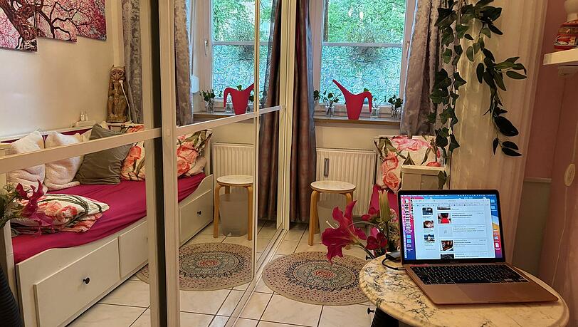 Platz ist in der kleinsten Hütte: Hier arbeitet und schläft die Mutter. Der Spiegelschrank vergrößert das nur sechs Quadratmeter große Zimmer optisch. Platz ist in der kleinsten Hütte: Hier arbeitet und schläft die Mutter. Der Spiegelschrank vergrößert das nur sechs Quadratmeter große Zimmer optisch.