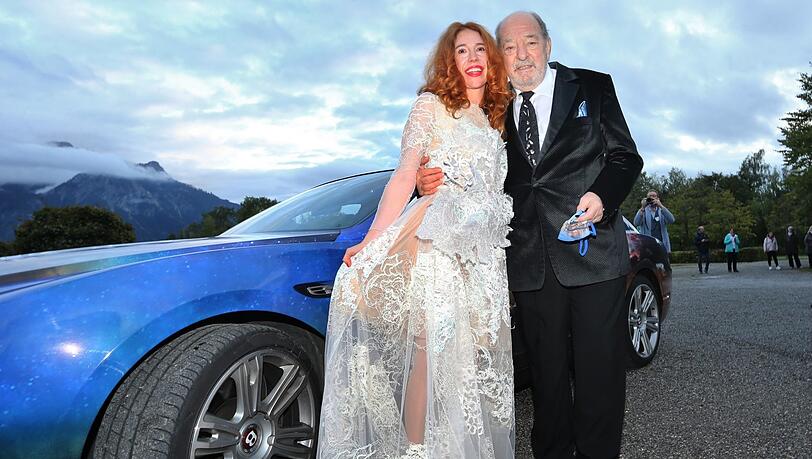 Ralph Siegel mit seiner Frau Laura bei der Feier seines 75. Geburtstags vor dem Festspielhaus in Füssen, wo sein Musical „Zeppelin“ wieder zu sehen ist.