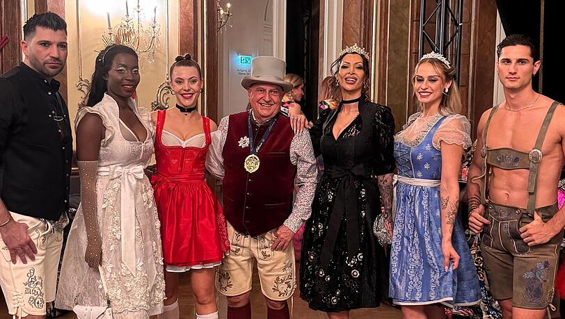 Auch&nbsp; Trachten-Angermaier-Chef Axel Munz (Mitte) war mit einer ungew&ouml;hnlichen Dirndl- und Lederhosen-Show dabei.