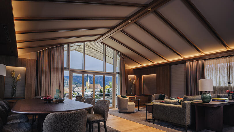Die Signature Suite ist eine der beiden Master-Suiten des F&uuml;nf-Sterne-Resorts &Uuml;berfahrt am Tegernsee in Rottach-Egern. Sie und ihre Schwester, die Presidential Suite, haben im Rahmen eines gro&szlig;en Renovierungsprojekts ein Umstyling erhalten &ndash; alles im Elegant-Nature-Stil.