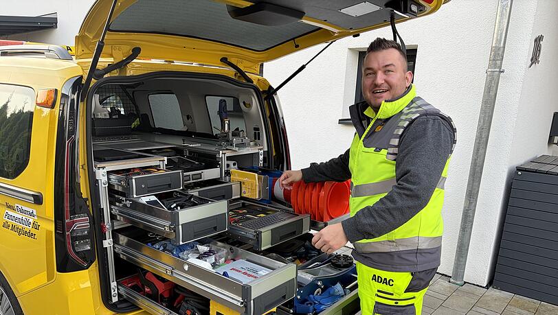 Ein Kofferraum voller Werkzeuge: Maximilian Liebl f&auml;hrt das neueste Modell des ADAC-Dienstwagens.