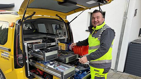 Ein Kofferraum voller Werkzeuge: Maximilian Liebl f&auml;hrt das neueste Modell des ADAC-Dienstwagens.