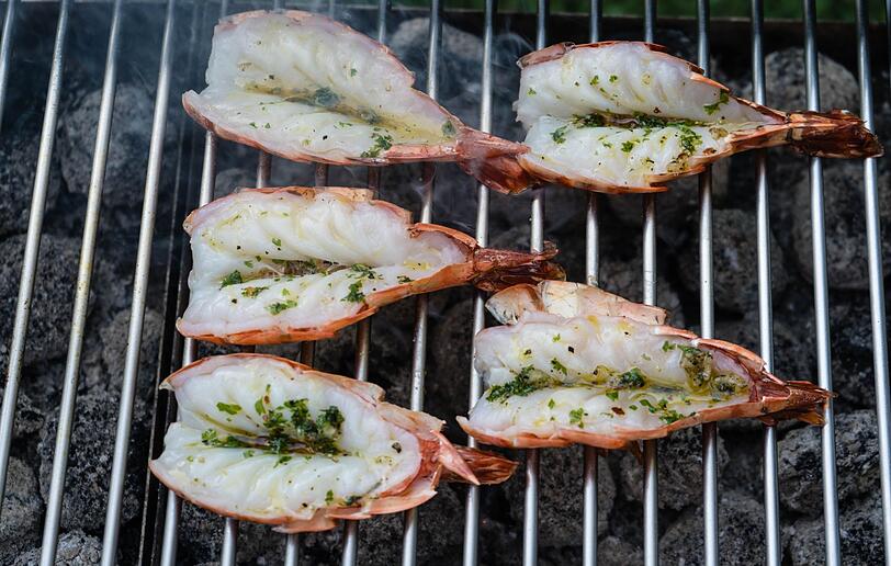 Legen Sie Meeresfrüchte wie zum Beispiel Garnelen und Langustenschwänze in einer Marinade aus gepresstem Knoblauch, grob gehackter Petersilie, Olivenöl oder auch Weißwein, Sherry, Balsamico oder Tequila ein. Um Shrimps und andere Schalentiere asiatisch zuzubereiten, verwenden Sie eine Sauce aus Currypaste, Ingwer, Chili, Sesamöl, Sojasauce und Kokosmilch. Legen Sie Meeresfrüchte wie zum Beispiel Garnelen und Langustenschwänze in einer Marinade aus gepresstem Knoblauch, grob gehackter Petersilie, Olivenöl oder auch Weißwein, Sherry, Balsamico oder Tequila ein. Um Shrimps und andere Schalentiere asiatisch zuzubereiten, verwenden Sie eine Sauce aus Currypaste, Ingwer, Chili, Sesamöl, Sojasauce und Kokosmilch.