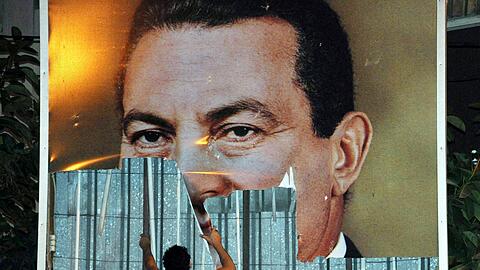 Husni Mubarak tritt zurück - und die Menschen auf Ägyptens Straßen jubeln. Mit ihrem tagelangen Protest zwangen sie den Präsidenten, sein Amt niederzulegen.