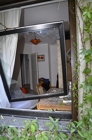 Schwabing am Tag nach der Bombensprengung: Die Spuren der Detonation sind deutlich zu erkennen, teilweise hat sie schwere Schäden verursacht. Derzeit werden die Schäden an den Gebäuden der Umgebung erfasst.