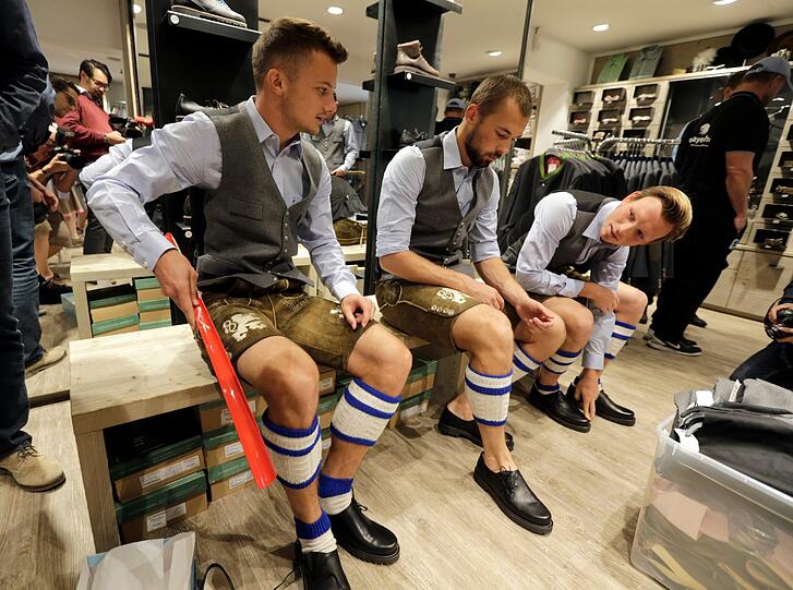 Passen die Schuhe? Wie sitzt die Lederne? Die Bilder von der Trachten-Einkleidung bei Angermaier.