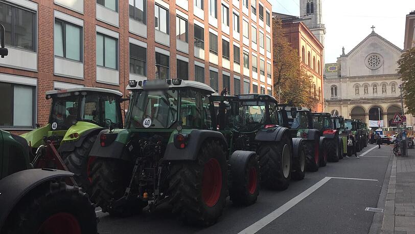 Traktoren in der Schellingstraße in München - unweit vom Odeonsplatz.