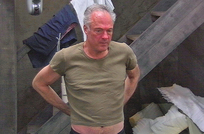 Dabei ist der Glamour-Faktor bei Schill selbst längst abgefallen. Der Richter zieht sich ein viel zu kleines und noch dazu bauchfreies T-Shirt an. Ganz schön runtergekommen!
