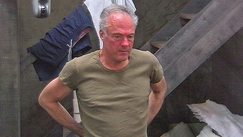 Dabei ist der Glamour-Faktor bei Schill selbst längst abgefallen. Der Richter zieht sich ein viel zu kleines und noch dazu bauchfreies T-Shirt an. Ganz schön runtergekommen! Dabei ist der Glamour-Faktor bei Schill selbst längst abgefallen. Der Richter zieht sich ein viel zu kleines und noch dazu bauchfreies T-Shirt an. Ganz schön runtergekommen!