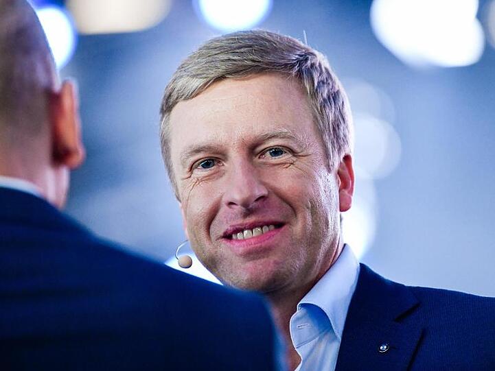 Oliver Zipse, Vorsitzender des Vorstands der BMW AG, steht bei einer Pressekonferenz. Foto: Uwe Anspach/dpa