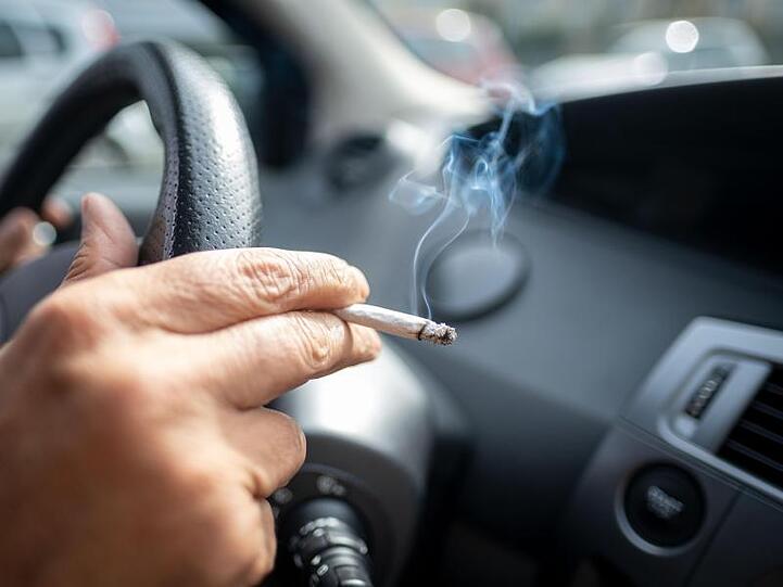 Wird das Qualmen im Auto künftig verboten?