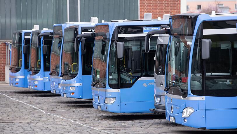 Busse der Münchner Verkehrsgesellschaft (MVG) stehen auf dem Gelände des MVG Busbetriebshof West. Die Verkehrsunternehmen in Deutschland haben große Probleme, genügend Bus- und Bahnfahrer zu finden. (Archivbild)