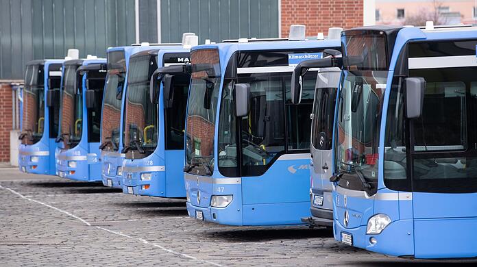 Gli autobus della Münchner Verkehrsgesellschaft (MVG) si trovano presso l'area MVG Bus Depot West.  Le aziende di trasporto in Germania devono affrontare enormi problemi nel reperire abbastanza autisti di autobus e treni.  (immagine d'archivio)