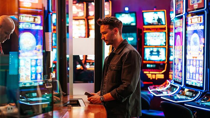 Kommissar Leo Hölzer (Vladimir Burlakov) bei seinen Undercover-Ermittlungen in einem Saarbrücker Spielcasino.