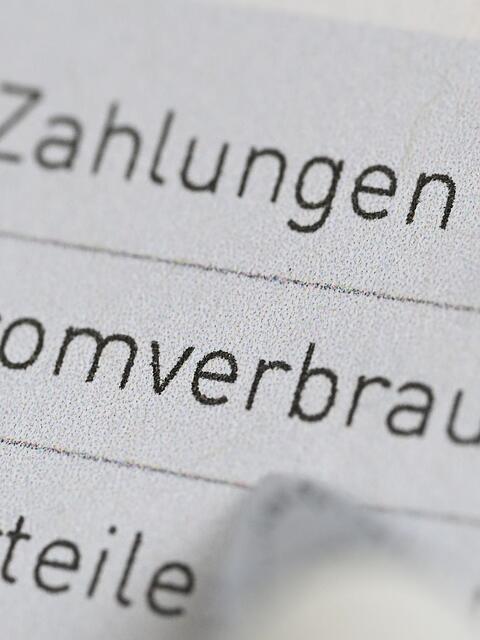 Die Kritik am Beschluss der Bundesregierung, die Stromsteuer nicht für alle Bürger und kleine Firmen zu senken, sorgt für Verärgerung.