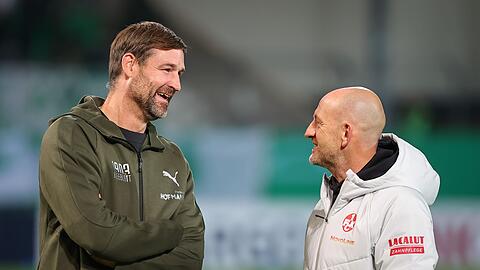 Vor dem Spiel hatten beide noch gute Laune: Trainer Thomas Kleine (l, SpVgg Greuther Fürth) und Lauterns Coach Torsten Lieberknecht.