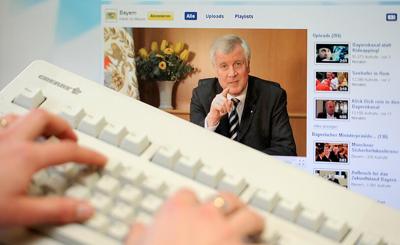 Horst Seehofer gibt es nun auch bei Youtube. Dort beantwortet er Fragen der Bürger - ganz nach dem Vorbild von US-Präsident Obama.