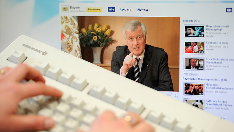 Horst Seehofer gibt es nun auch bei Youtube. Dort beantwortet er Fragen der Bürger - ganz nach dem Vorbild von US-Präsident Obama.