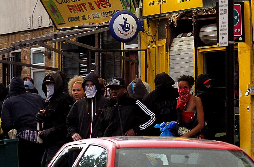 Brennende Autos, aufgebrochene Läden, Gewalt gegen Polizeibeamte und jetzt der erste Tote - seit Samstag Abend dauern die Krawalle in London an.