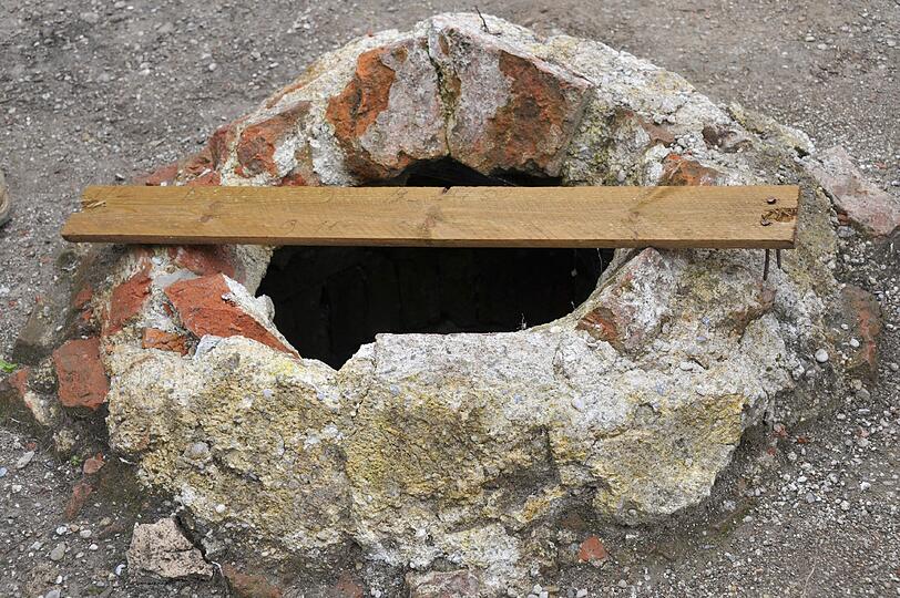 Vorsicht, Falle! Dieser Brunnen stammt aus dem 17. Jahrhundert und ist zehn Meter tief.