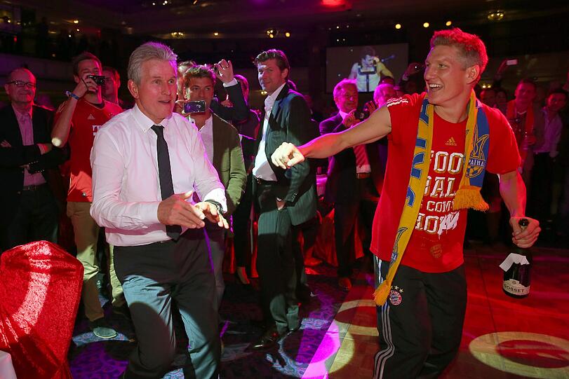 Ab auf die Tanzfläche: Jupp Heynckes (l.) bei der Champions-League-Sieger-Party in London mit Bastian Schweinsteiger. Foto: Matzke