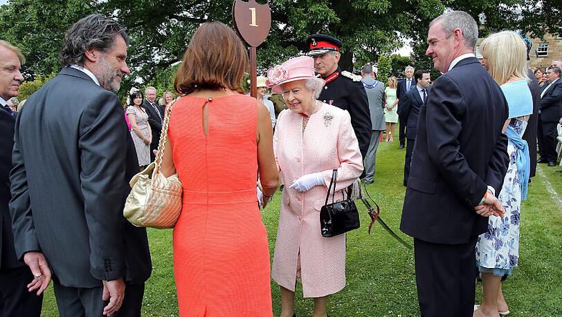 Bei einem Treffen mit der Queen sind einige Regeln zu beachten, um nicht ins Fettnäpchen zu treten. Bei einem Treffen mit der Queen sind einige Regeln zu beachten, um nicht ins Fettnäpchen zu treten.