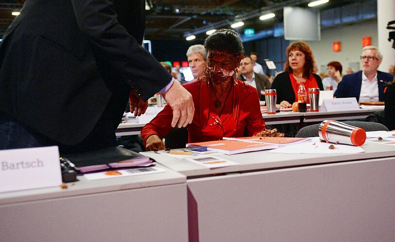 Eklat in Magdeburg: Die Linken-Fraktionschefin Sahra Wagenknecht ist auf dem Linken-Parteitag mit einer Torte beworfen worden. Die Bilder!